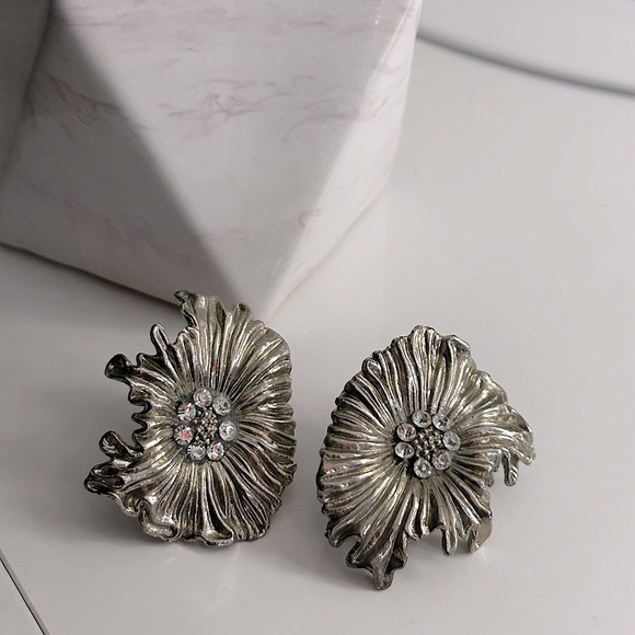 Awesome Runway Silver Floral Earring | Clip On | Vintage | Lightweight | EUC - Picture 1 of 11